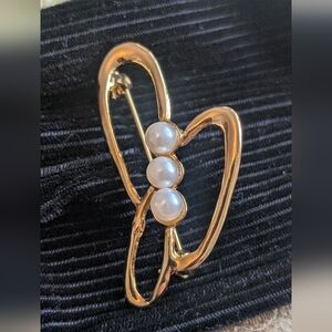 Gold Pearl Heart-Frame Brooch - Elegant Women’s Jewelry